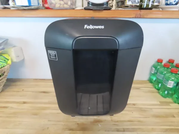 Fellowes 4400101 8MC Shredder-LX41 8 Sheet Micro Cut Paper Shredder - Image 5