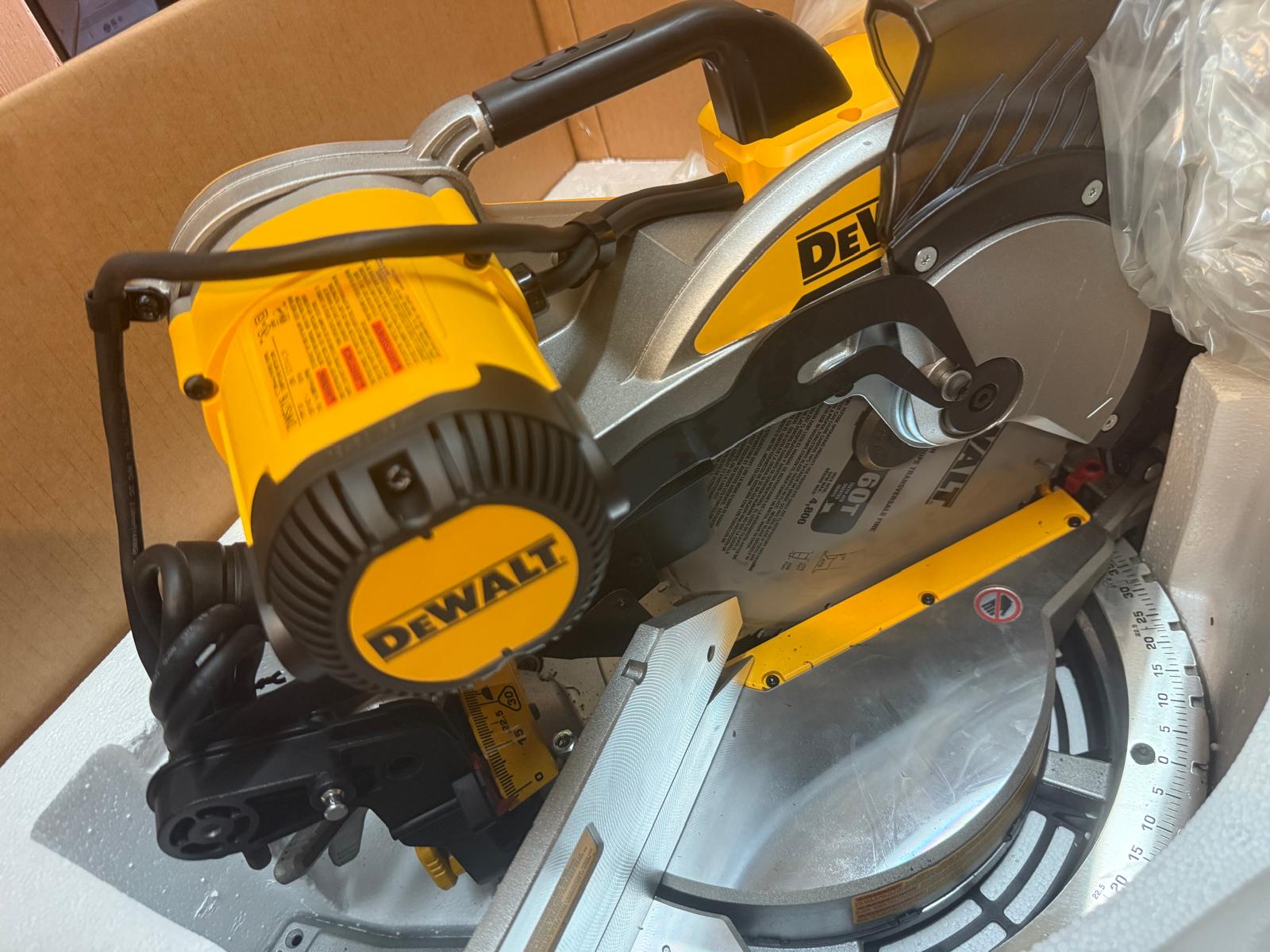 DEWALT 15 Amp Corded 12 in. Compound Double Bevel Miter Saw - Image 6