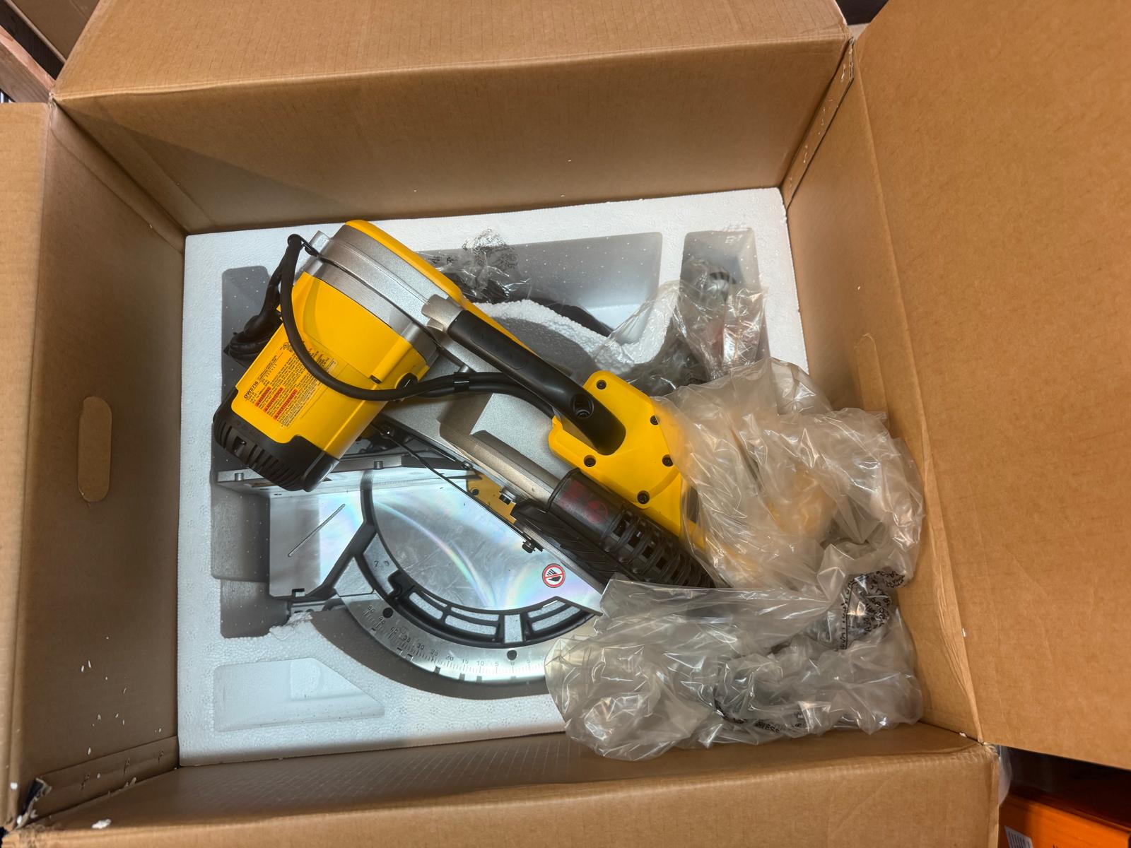 DEWALT 15 Amp Corded 12 in. Compound Double Bevel Miter Saw - Image 4