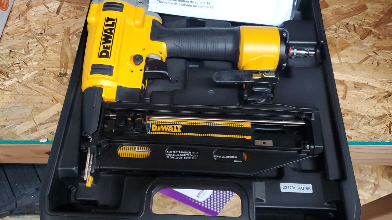 16 GA PRECISION POINT™ FINISH NAILERA PRECISION POINT™ FINISH NAILER