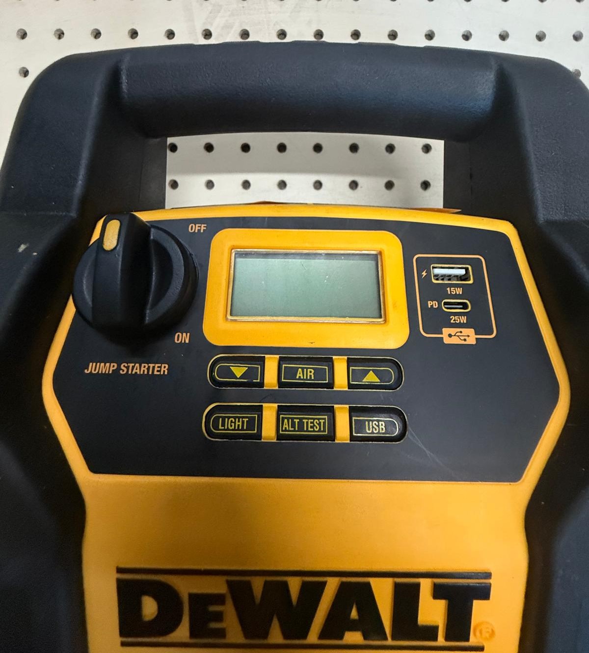 DEWALT 1600 Peak Amp Jump Starter with Digital Compressor and USB Power Bank - Image 5