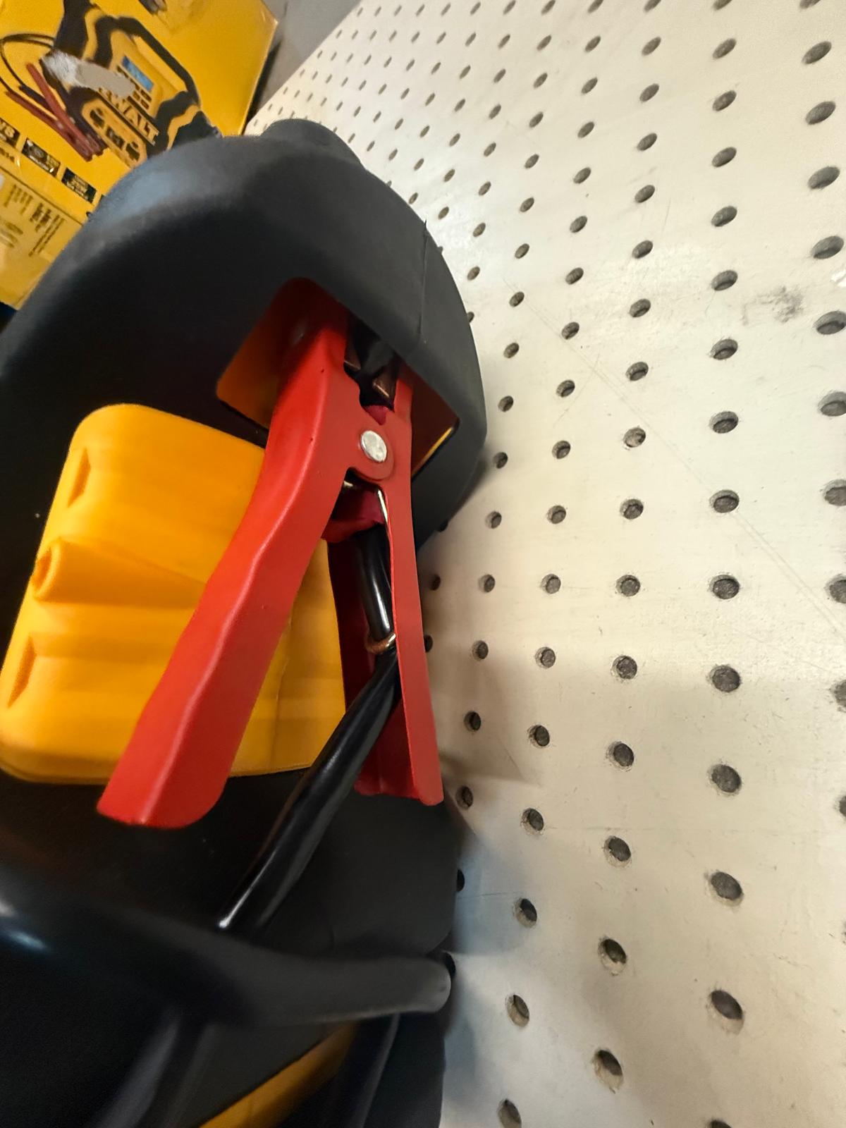 DEWALT 1600 Peak Amp Jump Starter with Digital Compressor and USB Power Bank - Image 4