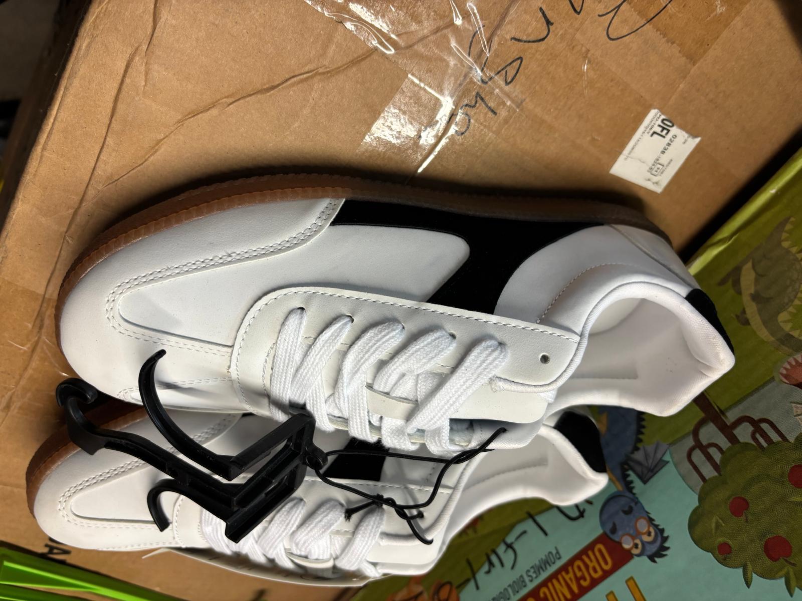 No Boundaries Women's Lace Up Sport Sneakers, Wide Width Size 8.5