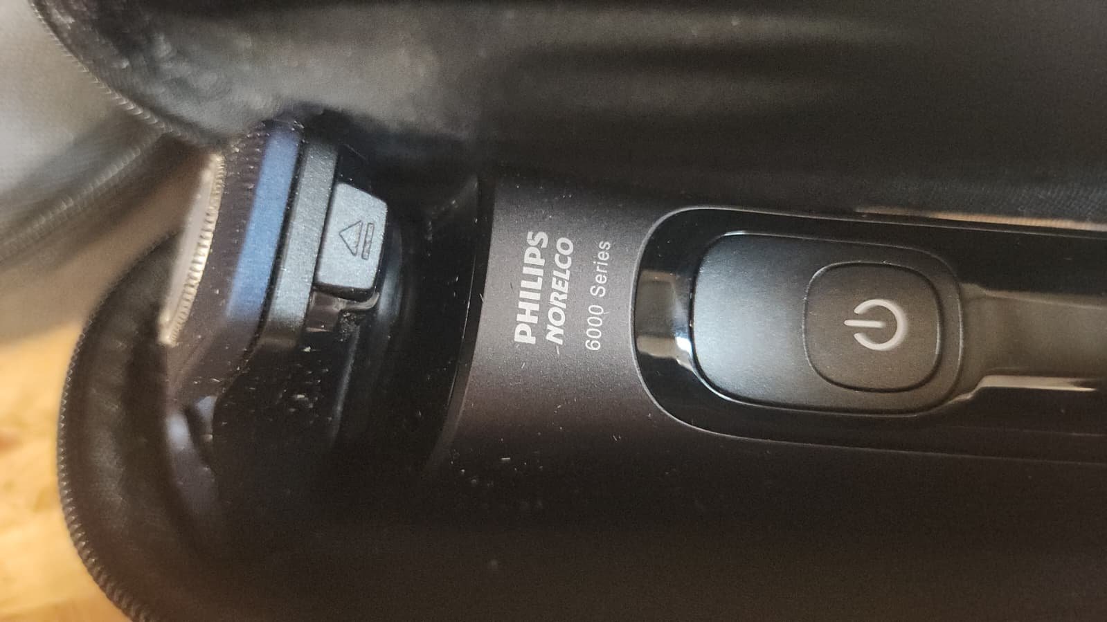 Philips Norelco Shaver 6000, Rechargeable Wet & Dry Shaver with 2-in-1 Click On Beard Styler